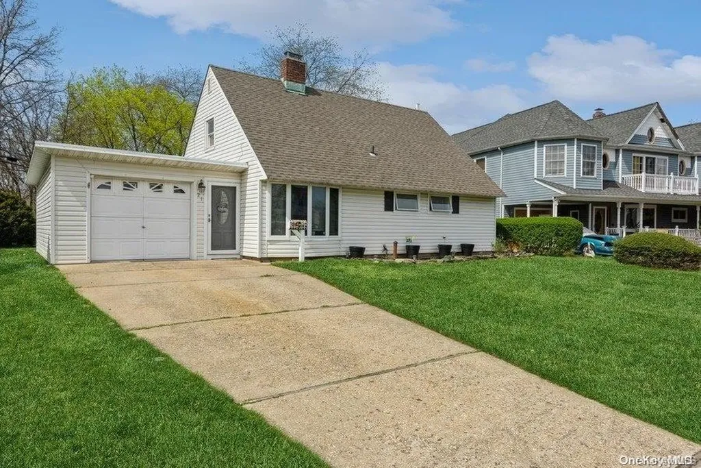 21 Squirrel Lane Levittown NY 11756