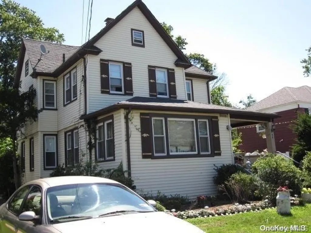 84 Wallace Street Freeport NY 11520