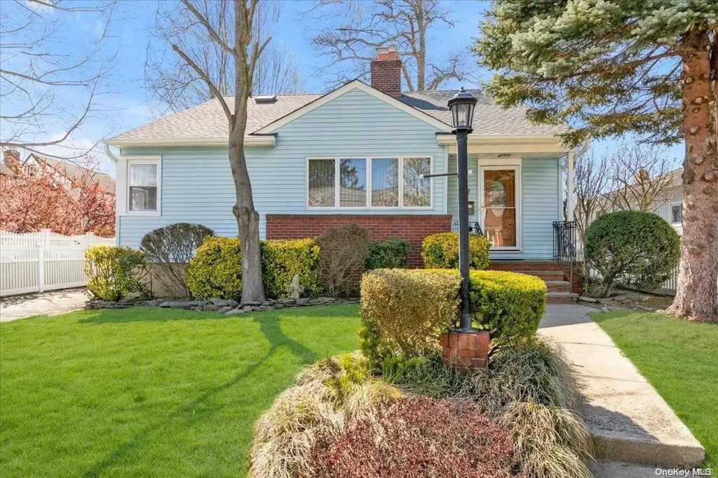 7 Kelsey Place Lynbrook NY 11563