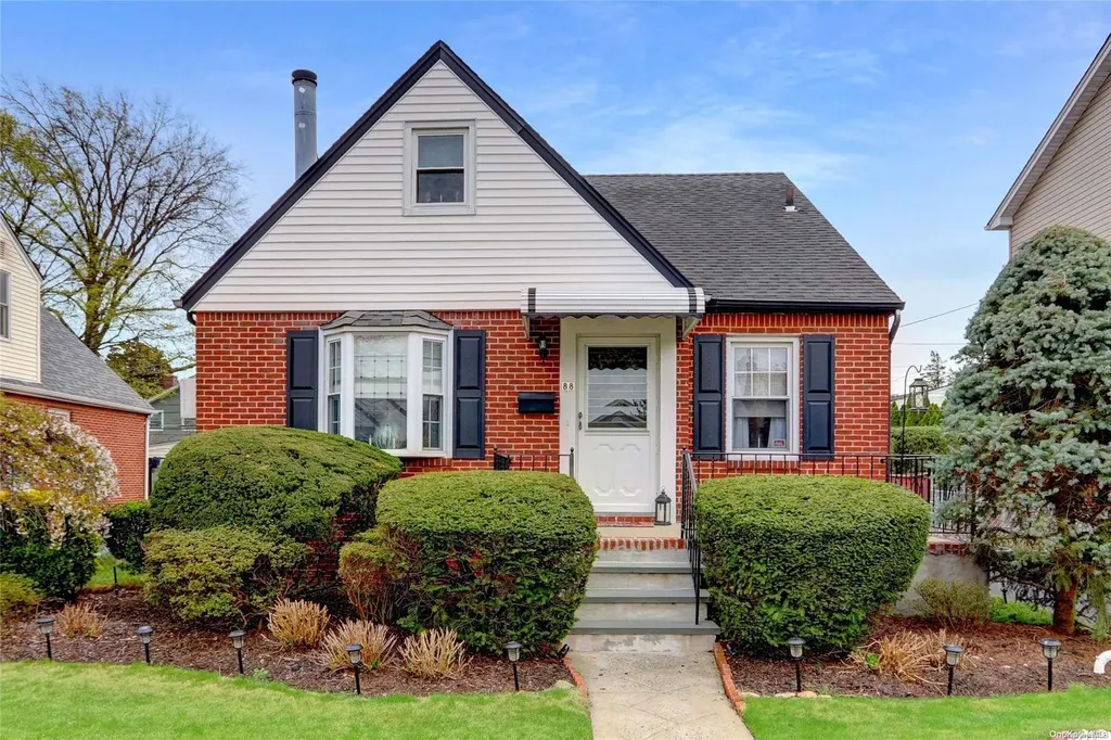 88 Sylvia Lane New Hyde Park NY 11040