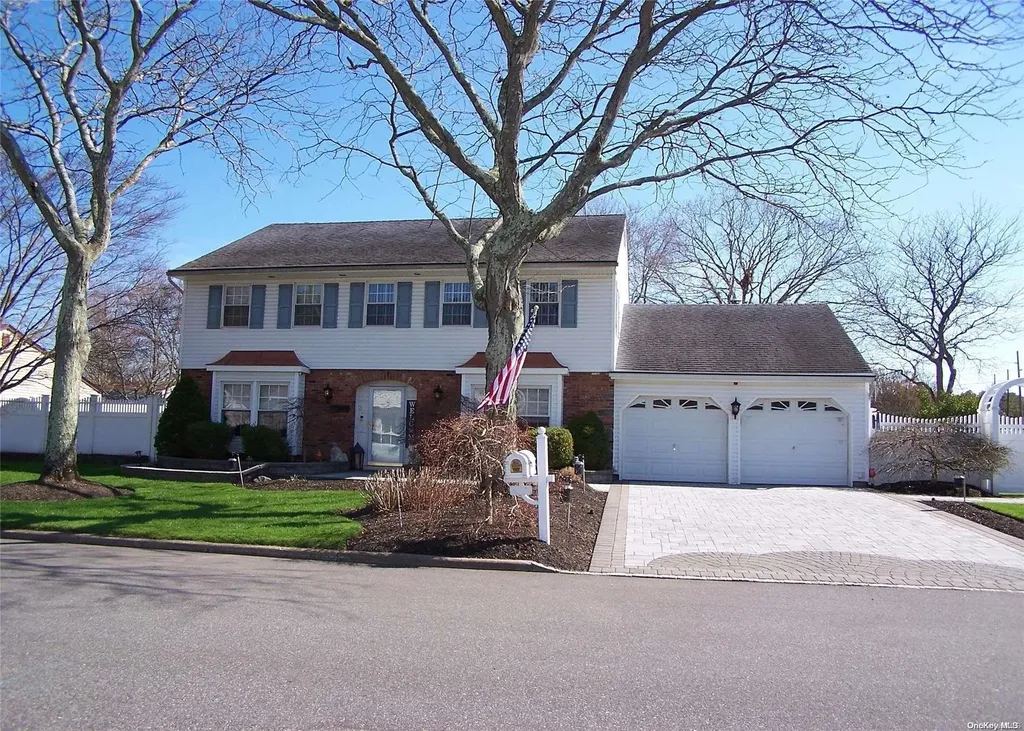 32 Glenmere Way Holbrook NY 11741