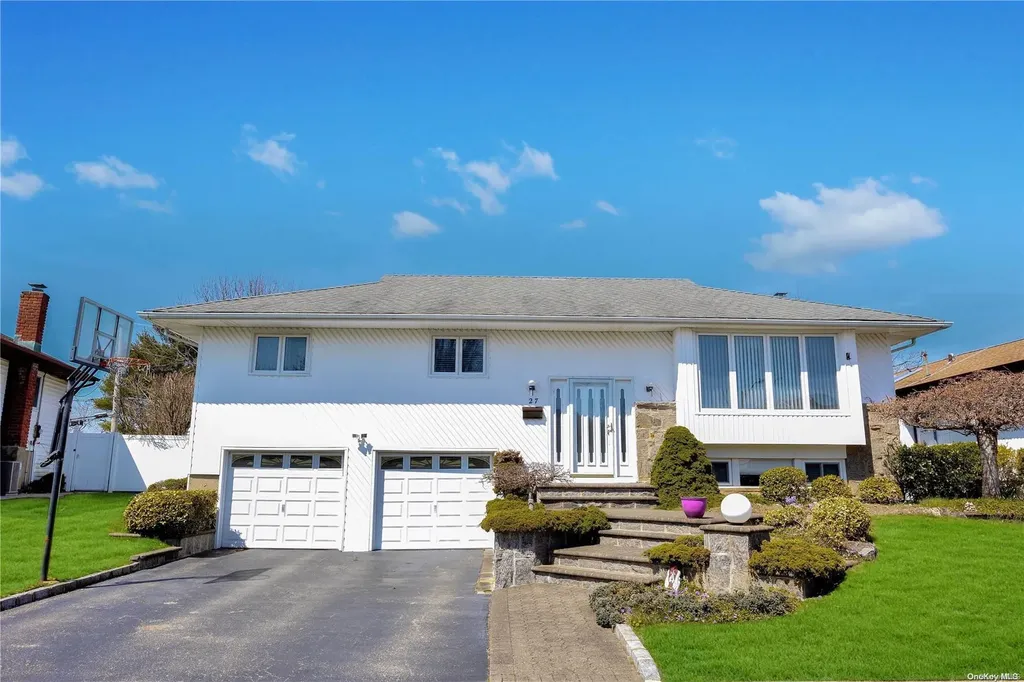 27 Gloria Place Plainview NY 11803
