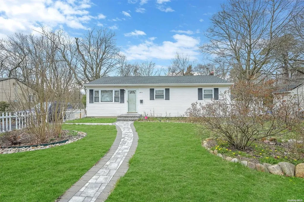 1674 N Gardiner Drive Bay Shore NY 11706