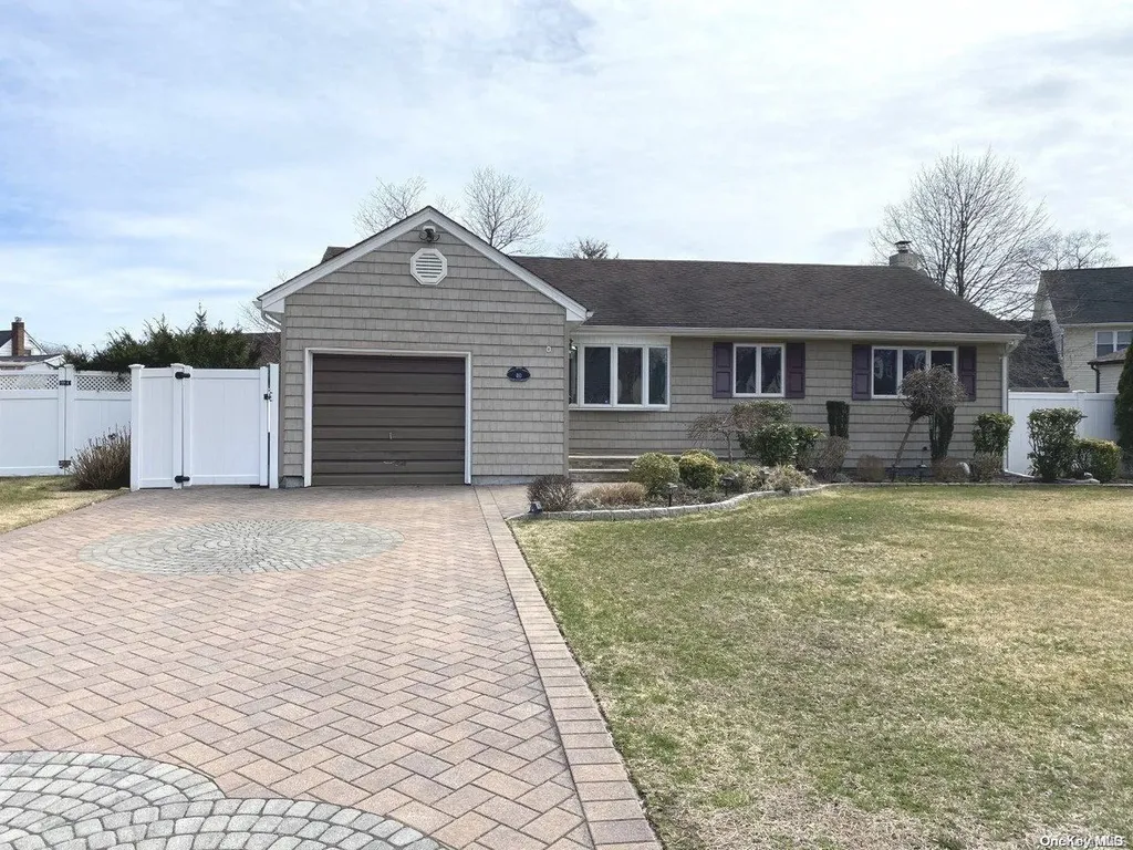 40 Frankie Lane North Babylon NY 11703