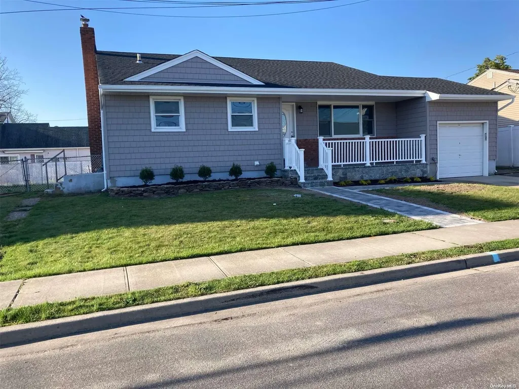 9 Prairie Lane Lindenhurst NY 11757