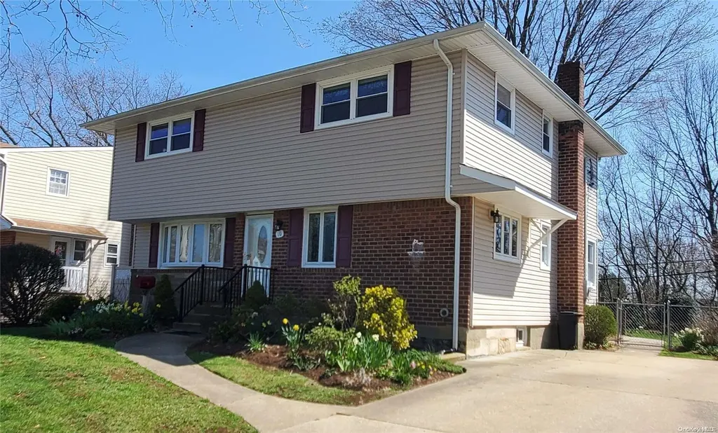 10 Fox Place Hicksville NY 11801