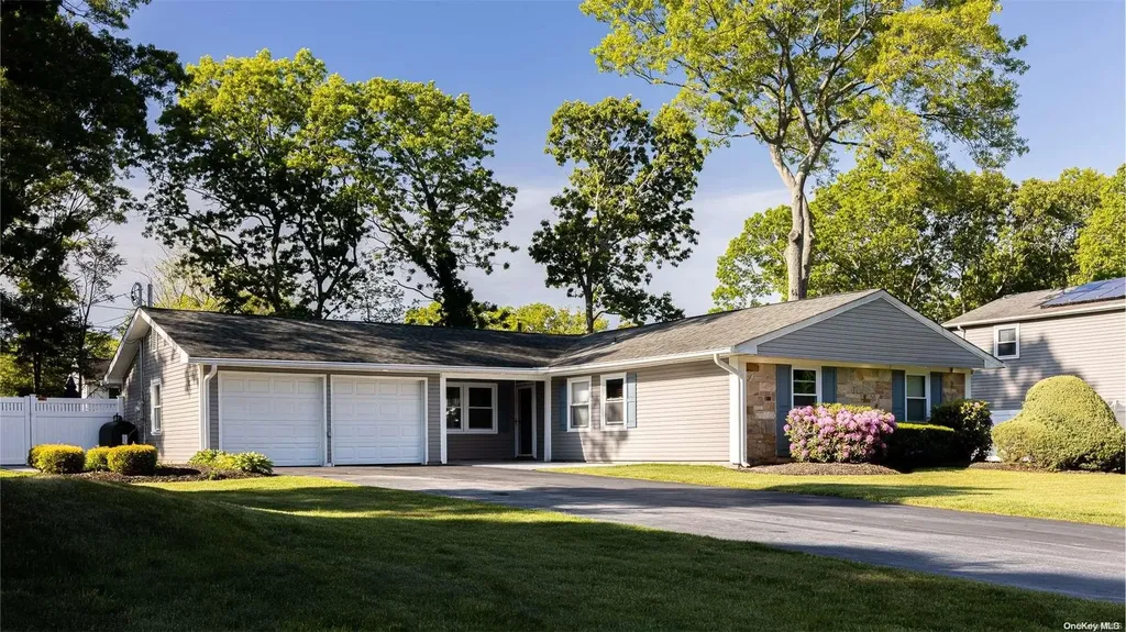 24 Whitfield Lane Coram NY 11727