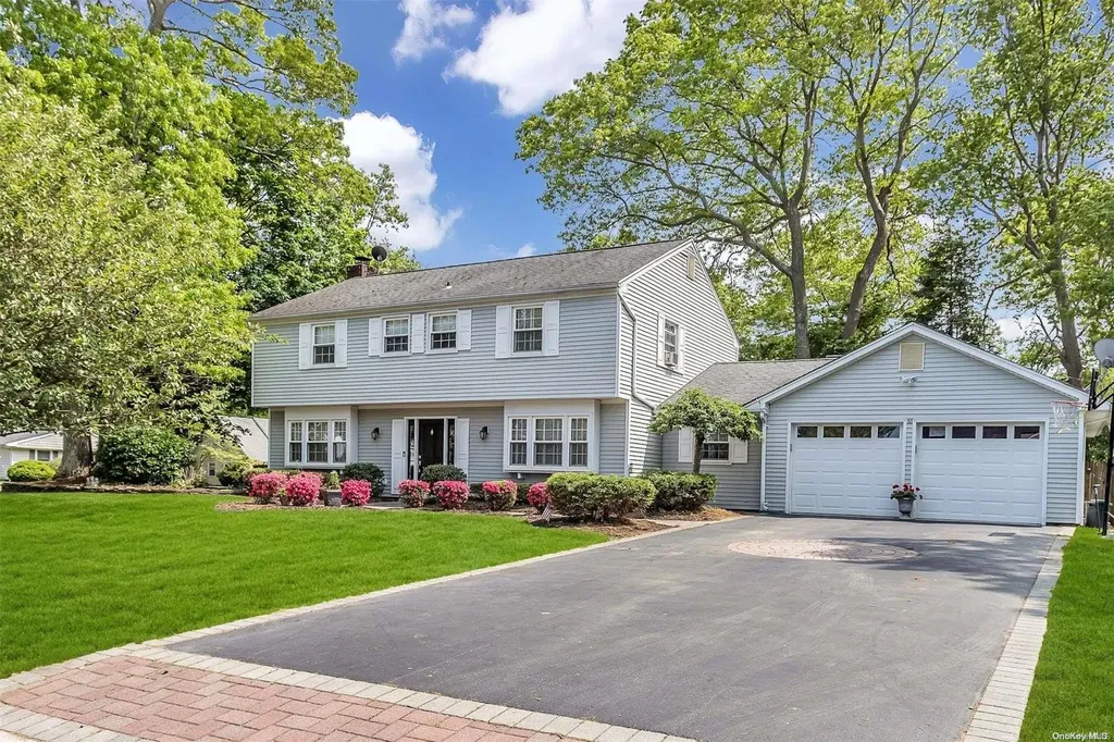 32 Whitfield Lane Coram NY 11727
