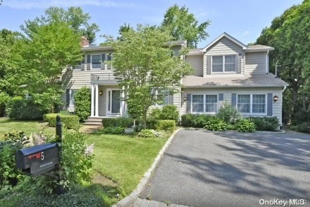 5 Gwen Place Greenlawn NY 11740