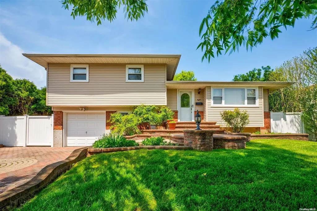 8 Stewart Street Plainview NY 11803