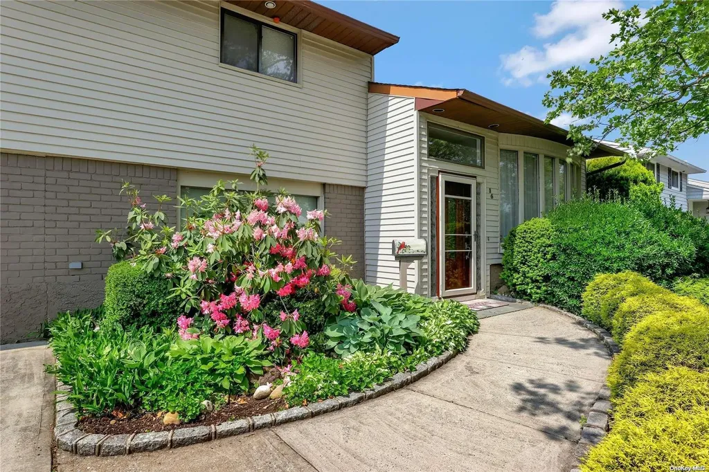 16 Coronet Lane Plainview NY 11803
