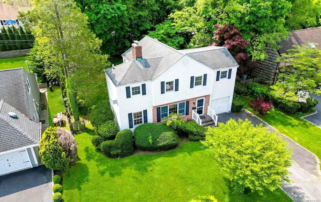 10 Overhill Lane Roslyn NY 11576