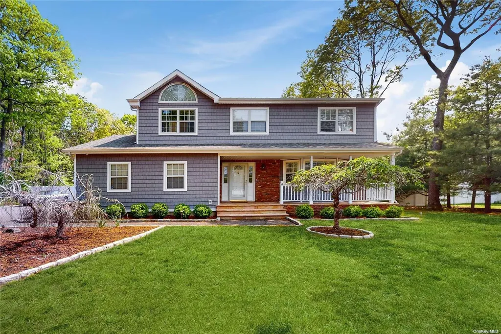 4 Deer Path Shirley NY 11967