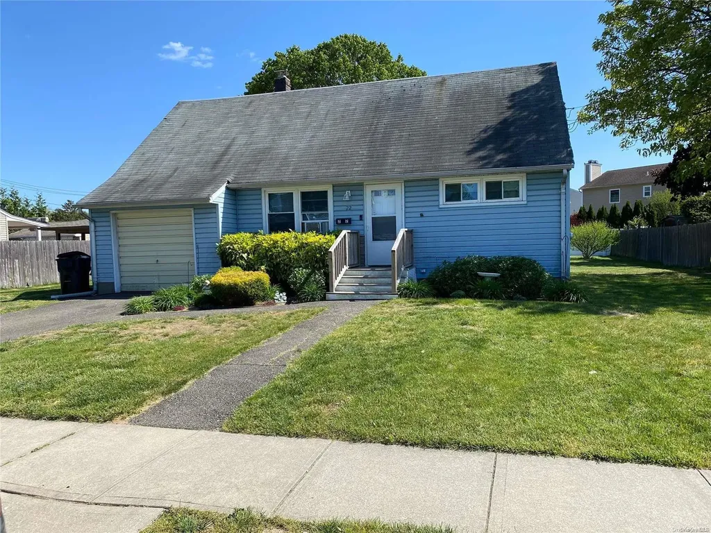 22 Roderick Road West Islip NY 11795