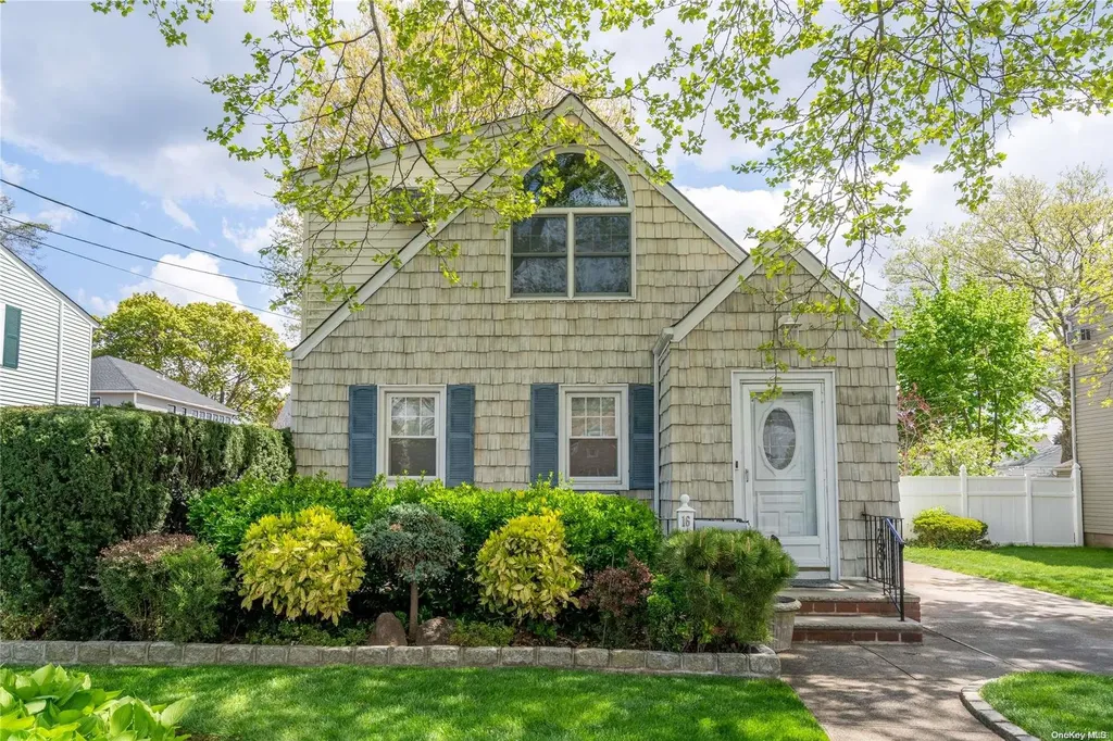 16 Grattan Street New Hyde Park NY 11040