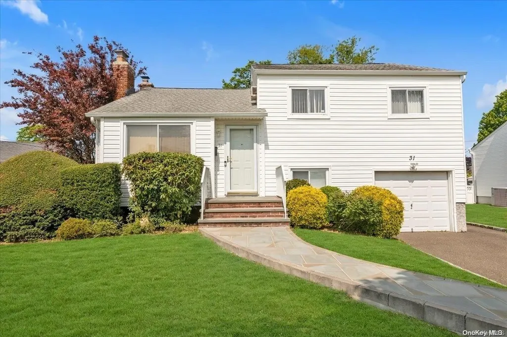 31 Nautilus Avenue Plainview NY 11803