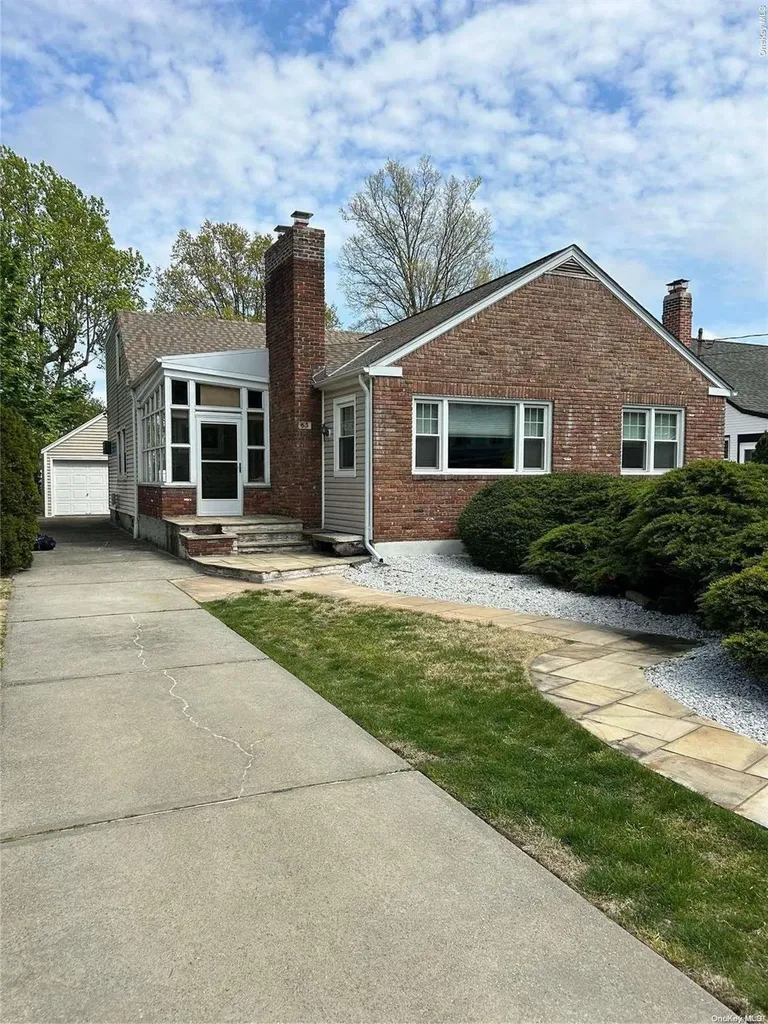 65 Park Avenue Freeport NY 11520