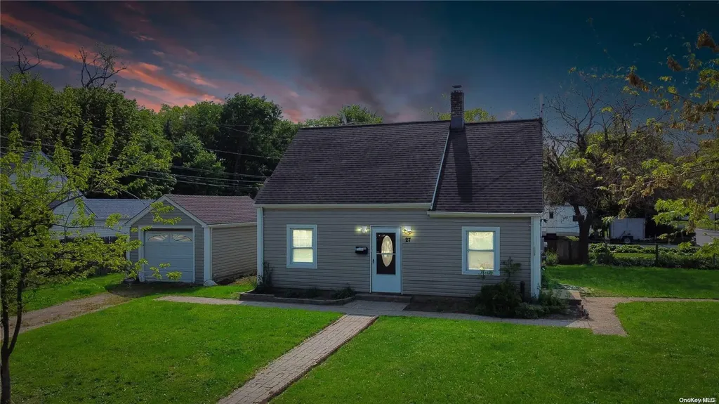 27 Clover Lane Westbury NY 11590