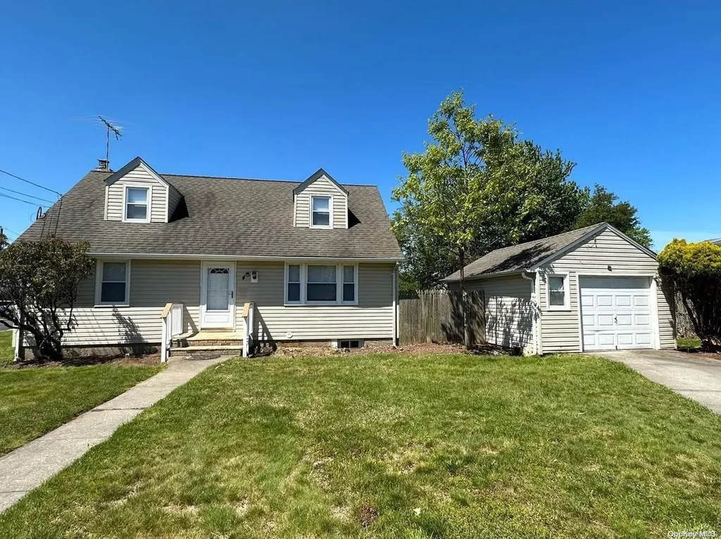 4 Cornwall Lane Hicksville NY 11801
