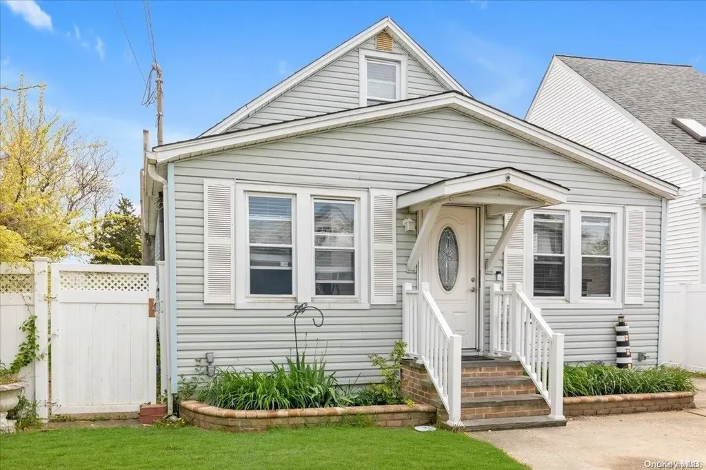 21 Shore Road Lindenhurst NY 11757
