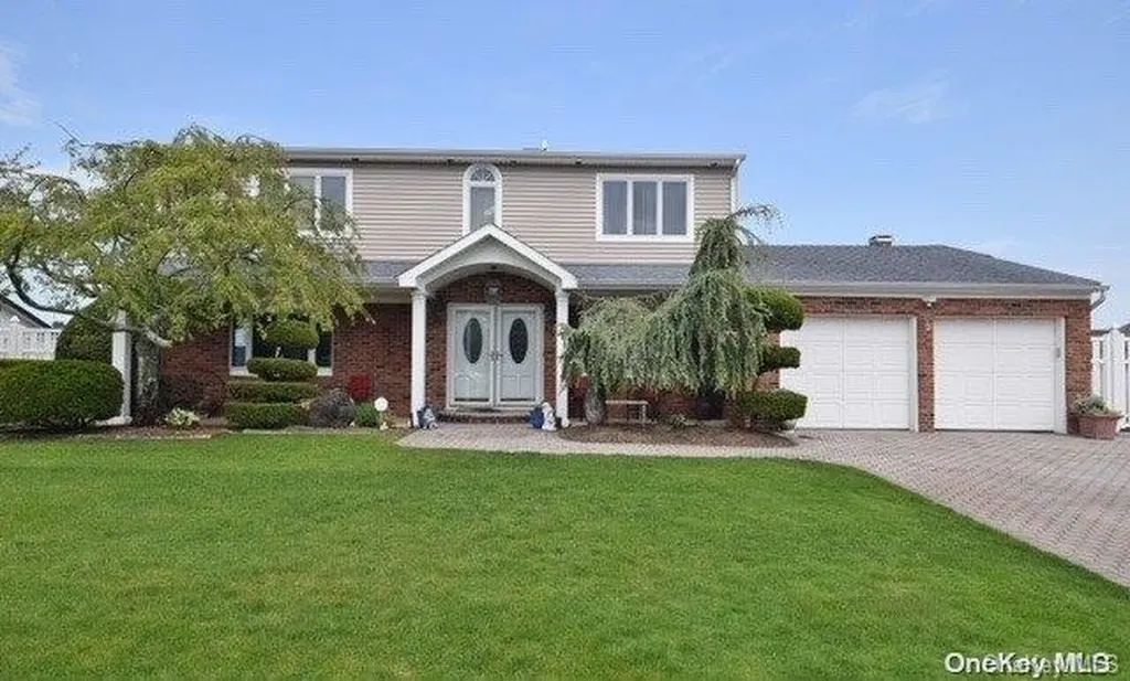9 Harbor Court Copiague NY 11726
