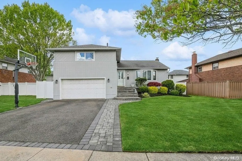 11 Stauber Drive Plainview NY 11803