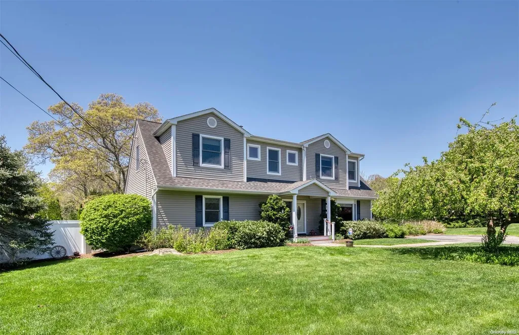 26 Middle Road Hampton Bays NY 11946