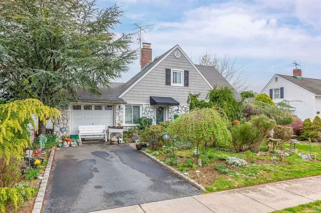 15 Glazer Lane Levittown NY 11756