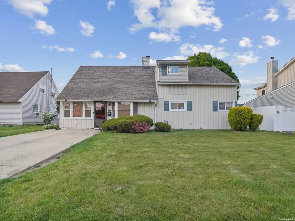39 Robin Lane Levittown NY 11756