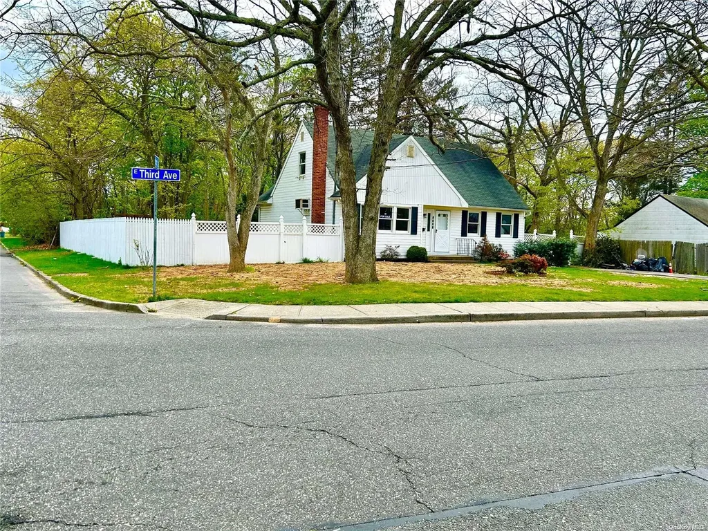 1439 E 3rd Avenue Bay Shore NY 11706