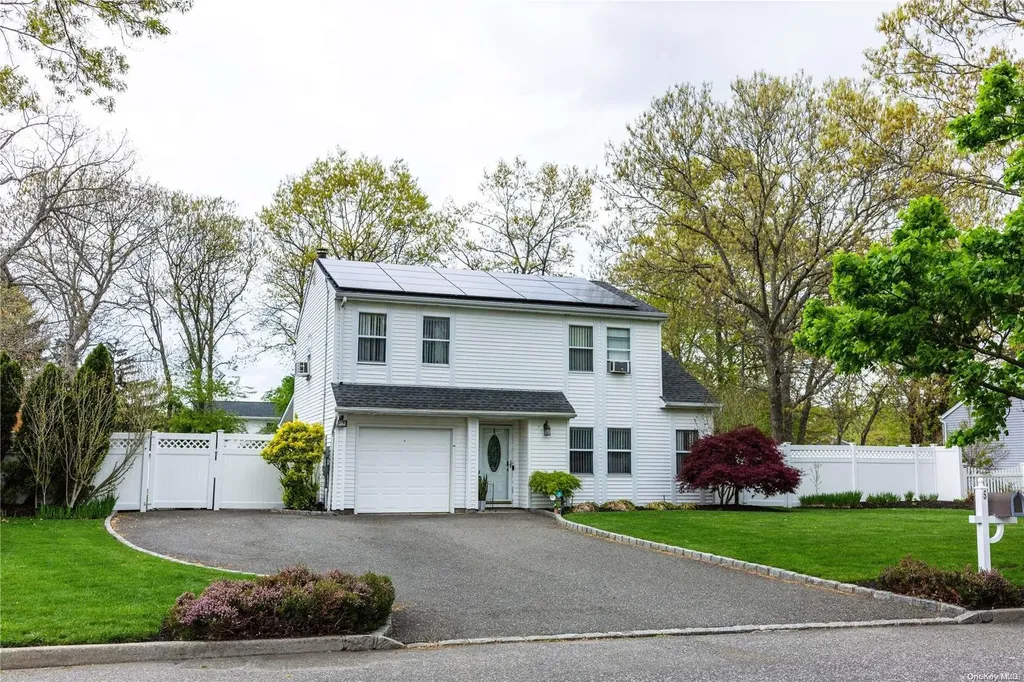 5 Saddle Hill Road Coram NY 11727