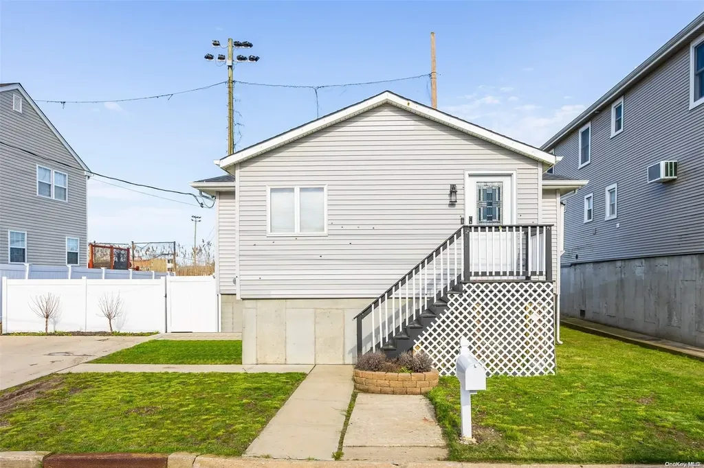 838 Arctic Street Lindenhurst NY 11757