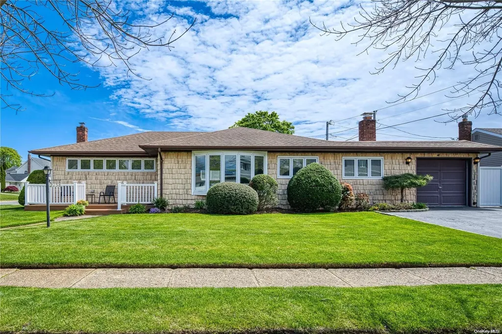 2158 Saddle Path Seaford NY 11783