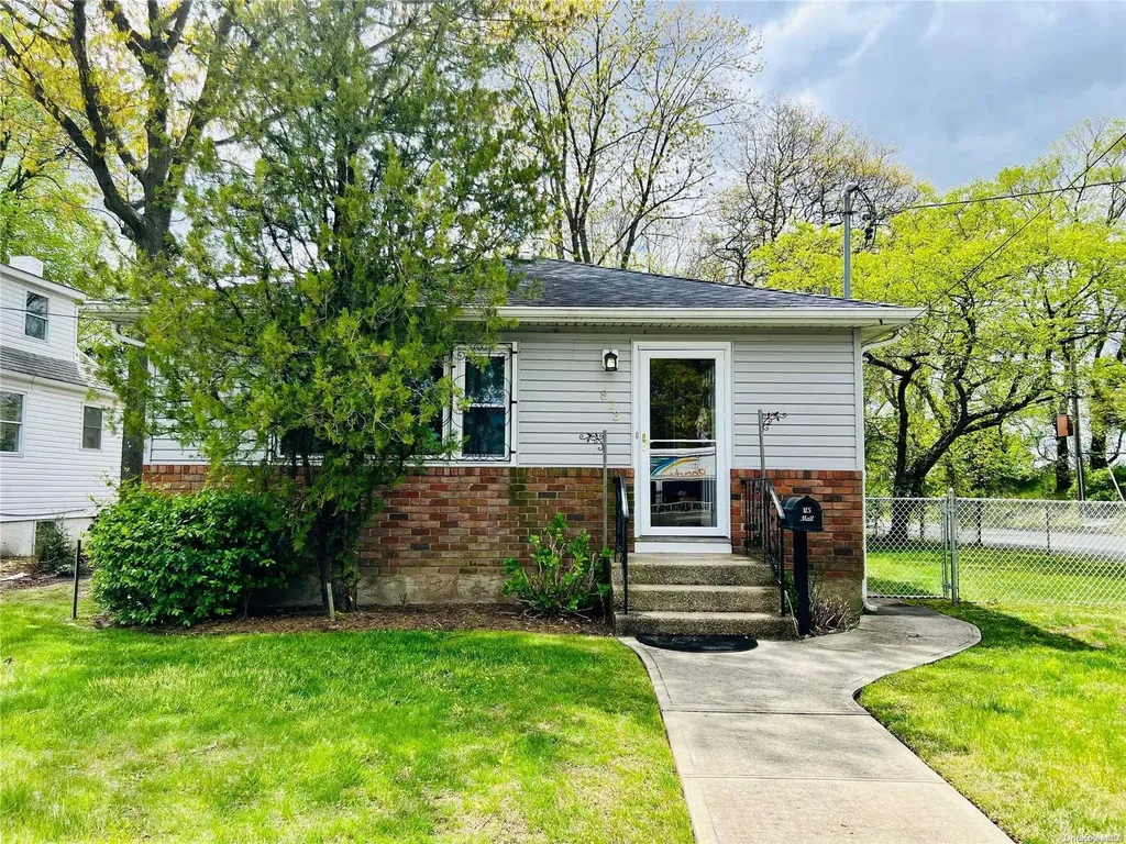 823 Centre Avenue Lindenhurst NY 11757