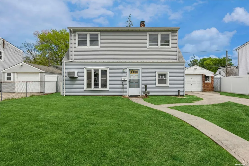 25 Silver Lane Levittown NY 11756