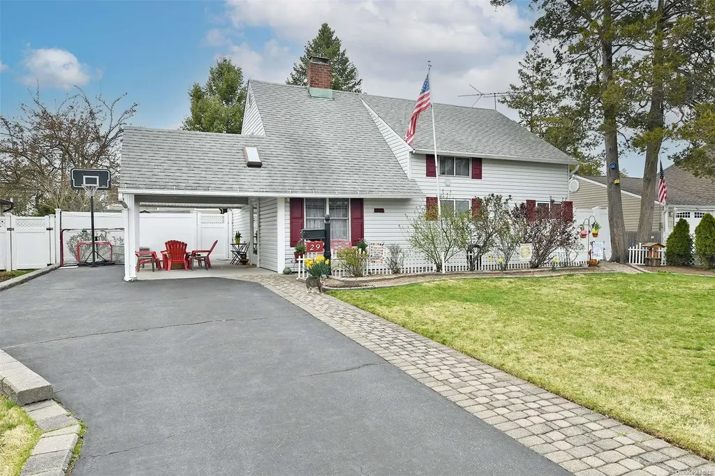 29 Elbow Lane Levittown NY 11756