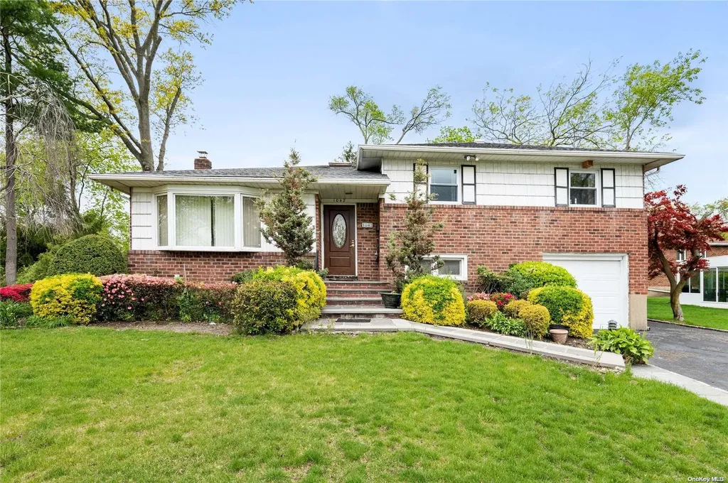1042 Cedar Drive E New Hyde Park NY 11040