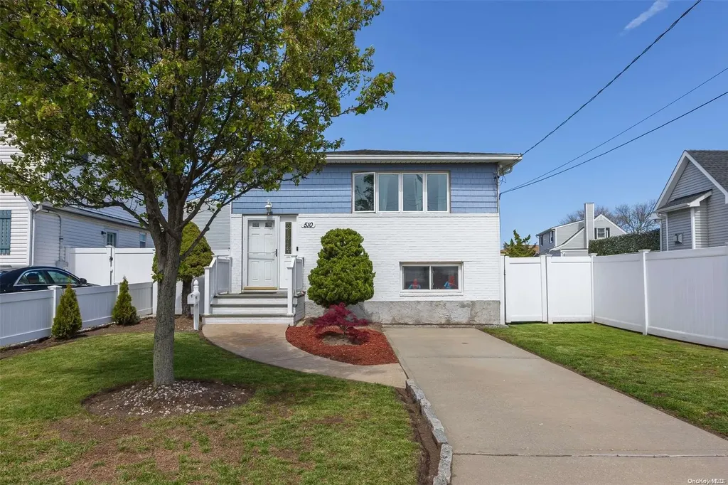 510 Granada Parkway Lindenhurst NY 11757