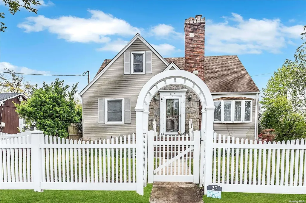 27 Hampton Place Freeport NY 11520
