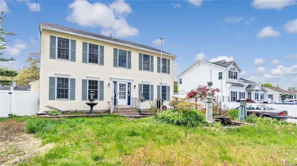 36 Academy Lane Oakdale NY 11769