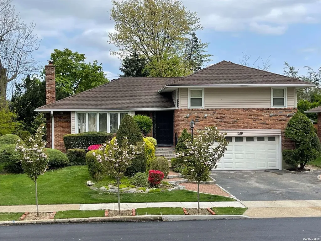 930 Plum Tree Road W Westbury NY 11590