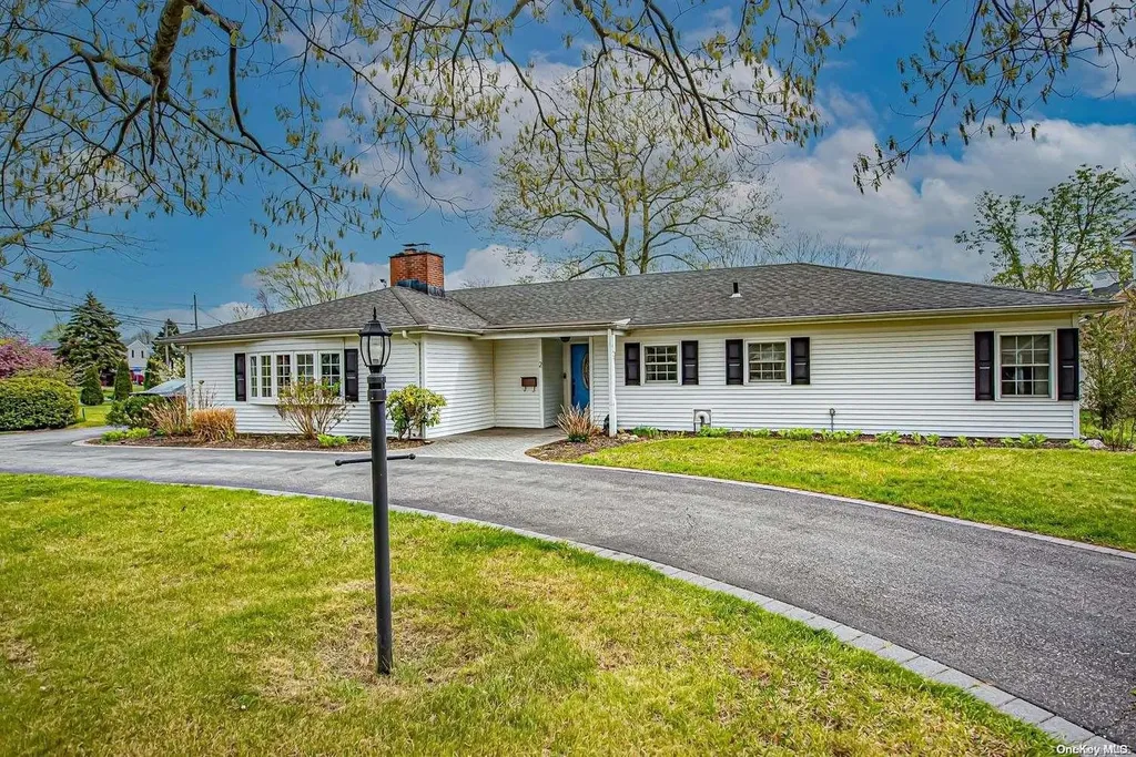 2 Lawrence Court Bay Shore NY 11706