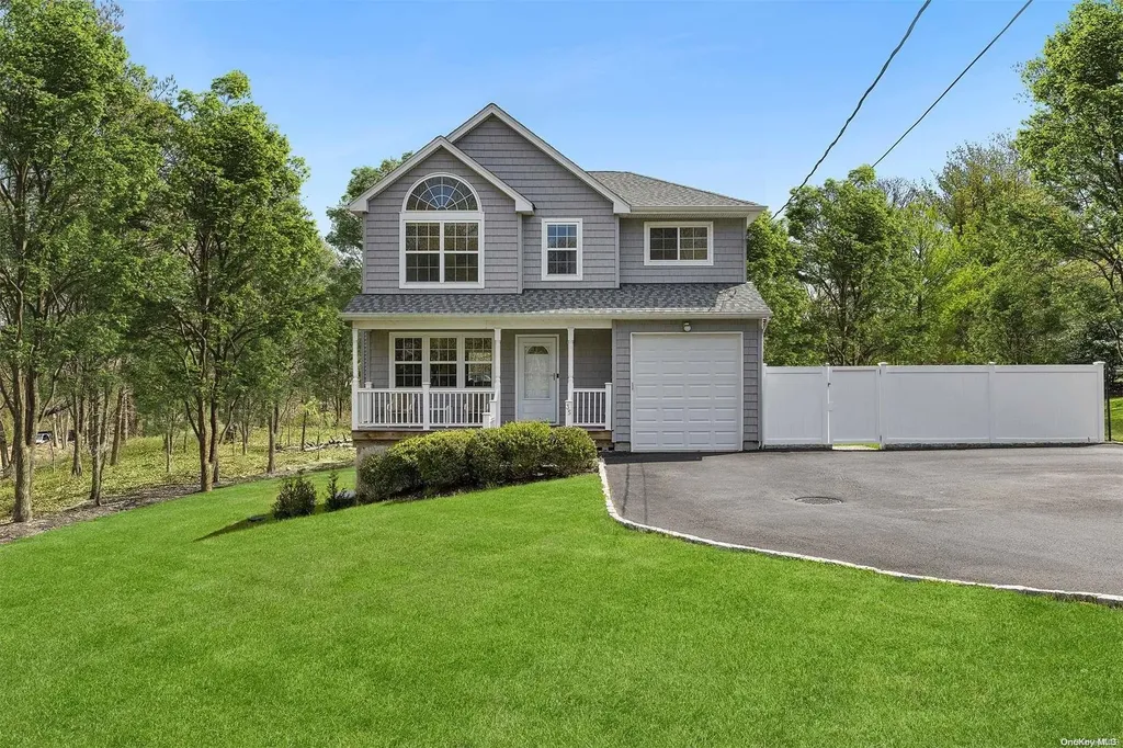 35 Starboard Road Hampton Bays NY 11946