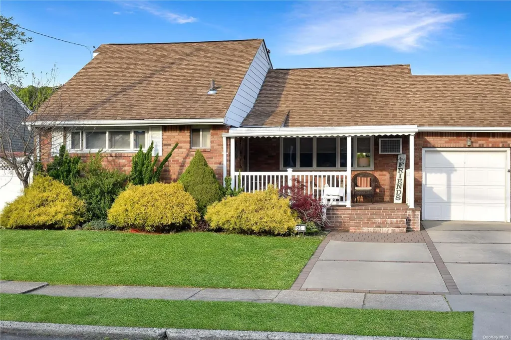 25 Kenneth Lane North Babylon NY 11703