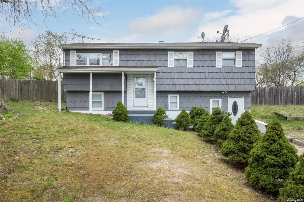 10 Maple Place Central Islip NY 11722