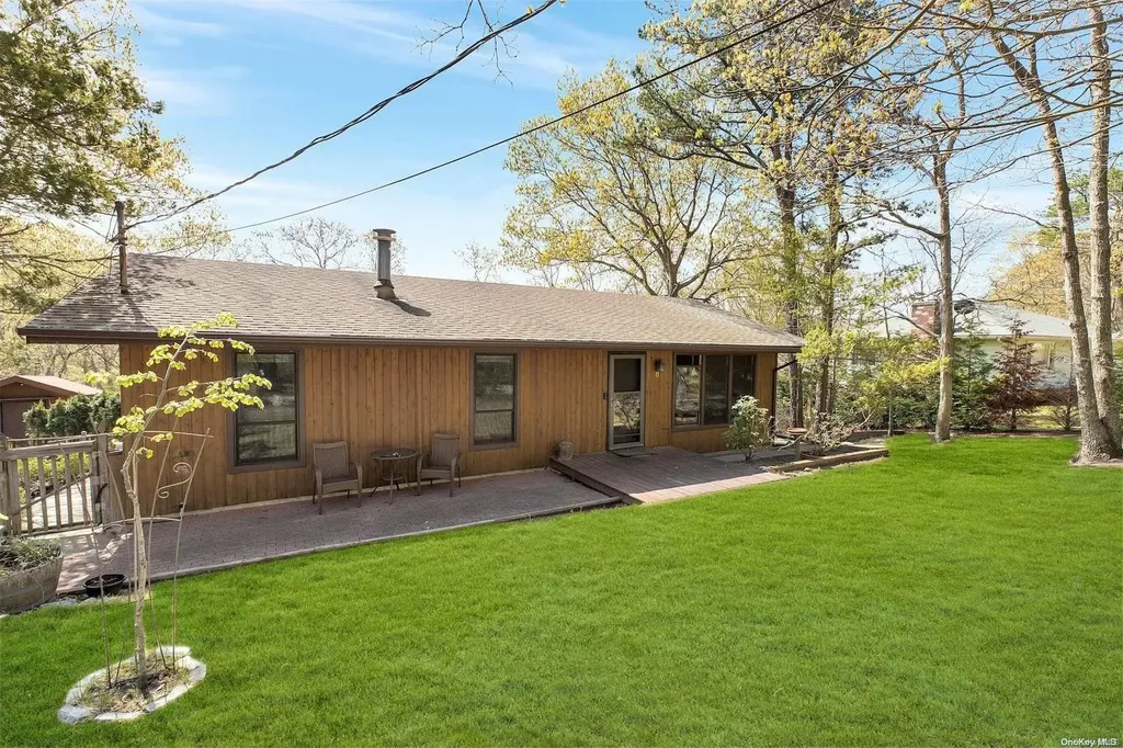 8 Kitchawan Lane Hampton Bays NY 11946