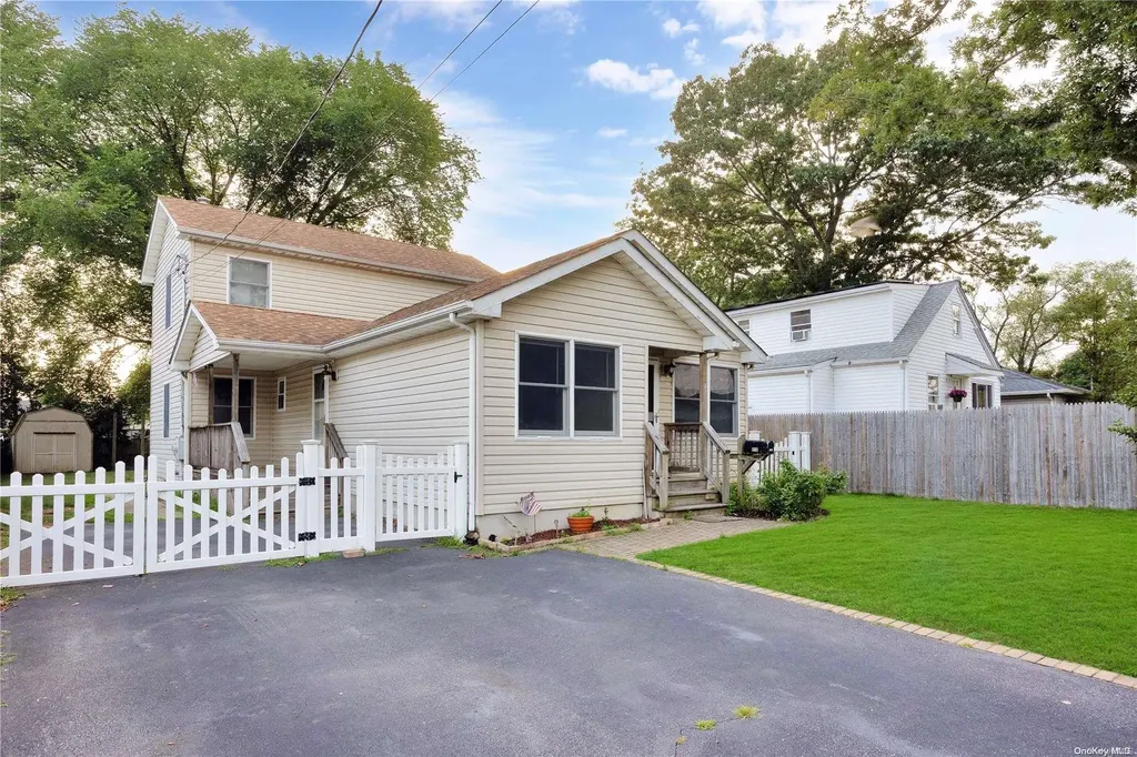 813 Centre Avenue Lindenhurst NY 11757