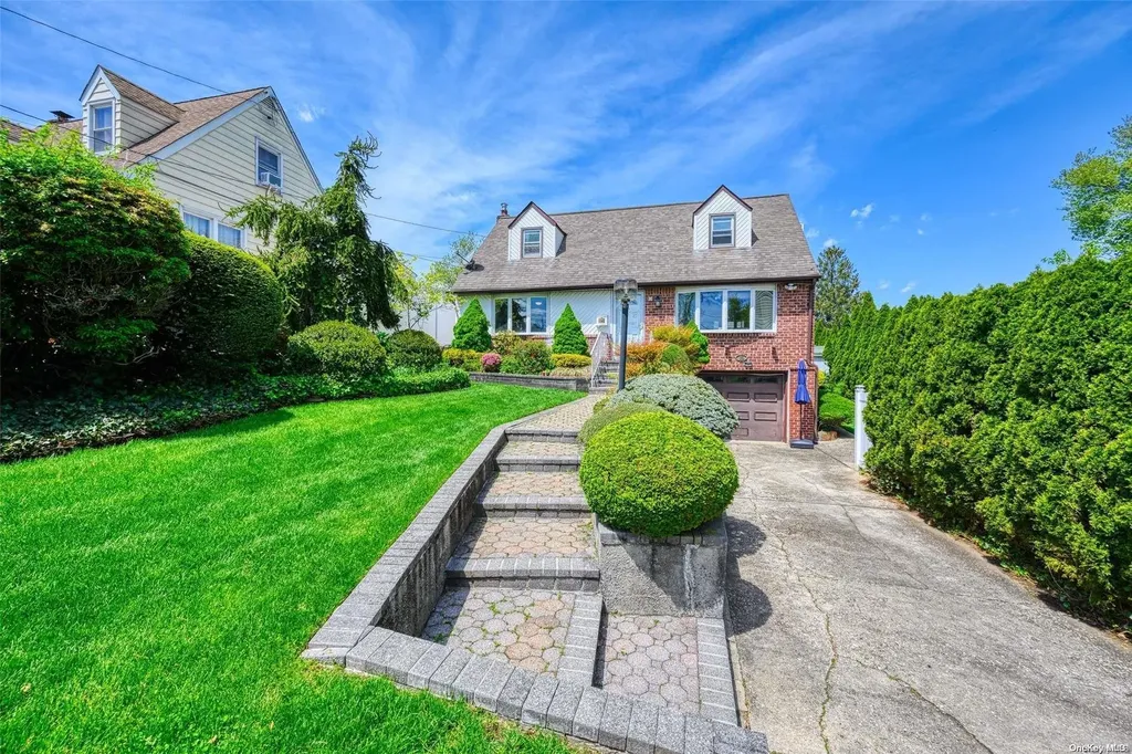 60 Arleigh Drive Albertson NY 11507