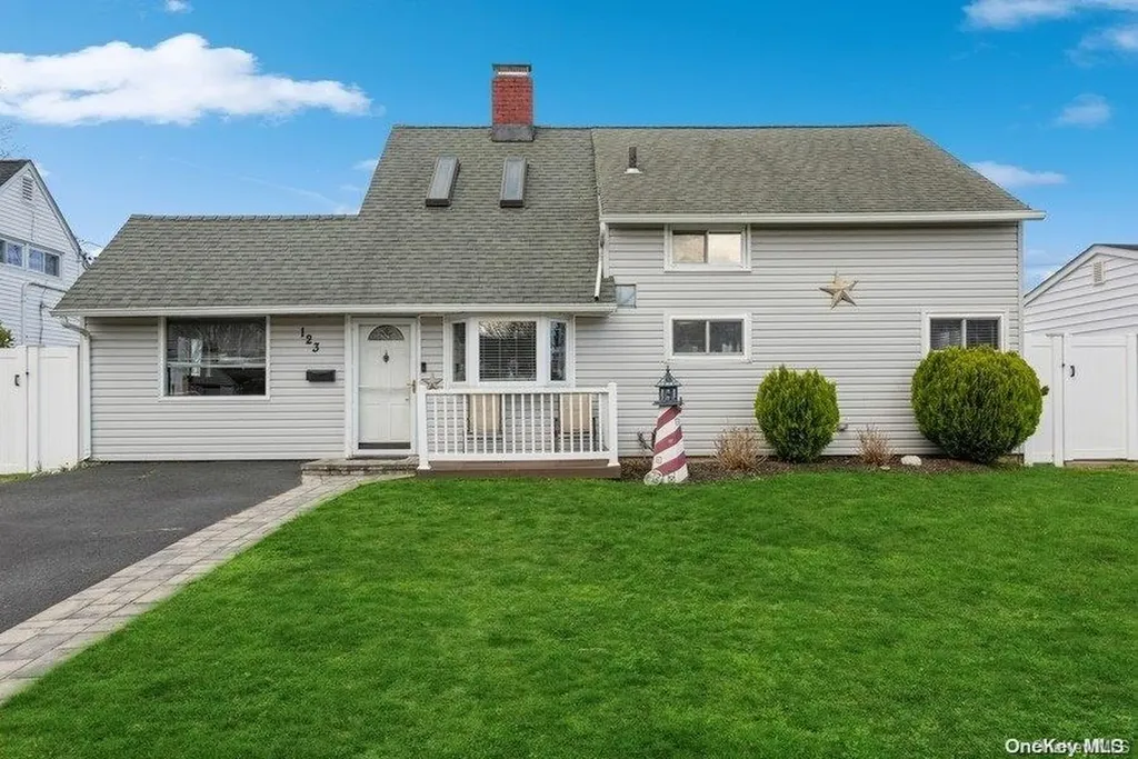 123 Springtime Lane W Levittown NY 11756