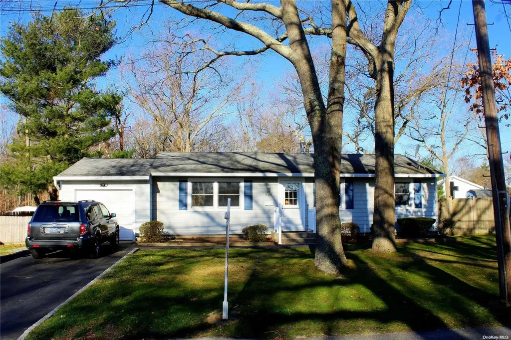 228 Phyllis Drive Patchogue NY 11772